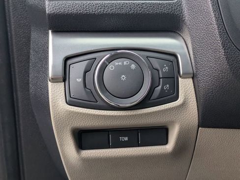 Used 2018 Ford Explorer XLT image 16