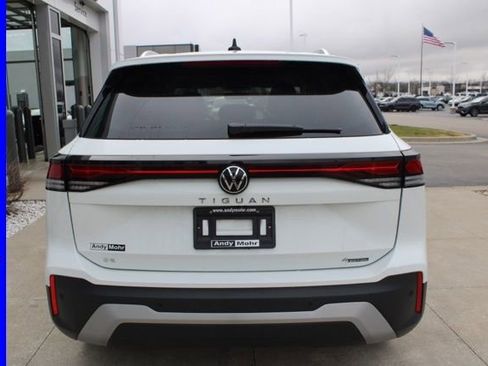 Used 2025 Volkswagen Tiguan SE AWD/4WD image 7