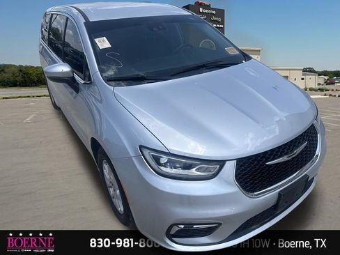 Used 2023 Chrysler Pacifica Touring-L FWD image 8