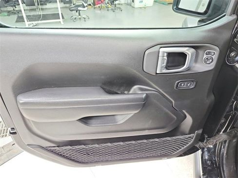 Used 2025 Jeep Wrangler Unlimited Rubicon image 31