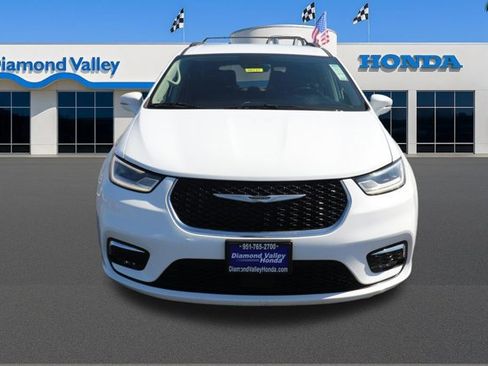 Used 2022 Chrysler Pacifica Touring-L image 2