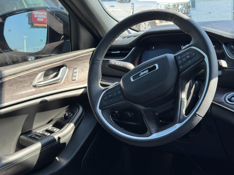 Used 2025 Jeep Grand Cherokee L Limited w/ Black Appearance Package AWD/4WD image 13