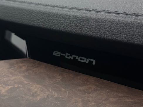 Used 2019 Audi e-tron Premium Plus image 24
