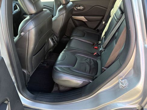 Used 2017 Jeep Cherokee Limited image 12