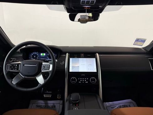 Certified 2025 Land Rover Discovery Dynamic SE image 29