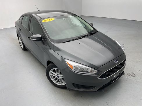 Used 2017 Ford Focus SE image 2