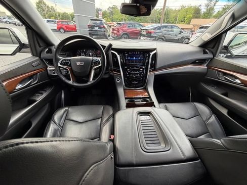 Used 2019 Cadillac Escalade Luxury AWD/4WD image 25