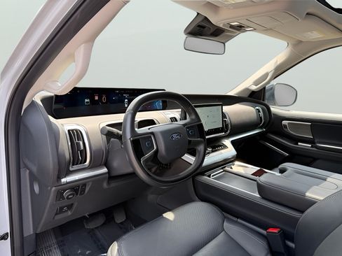 Used 2025 Ford Expedition Platinum AWD/4WD image 15