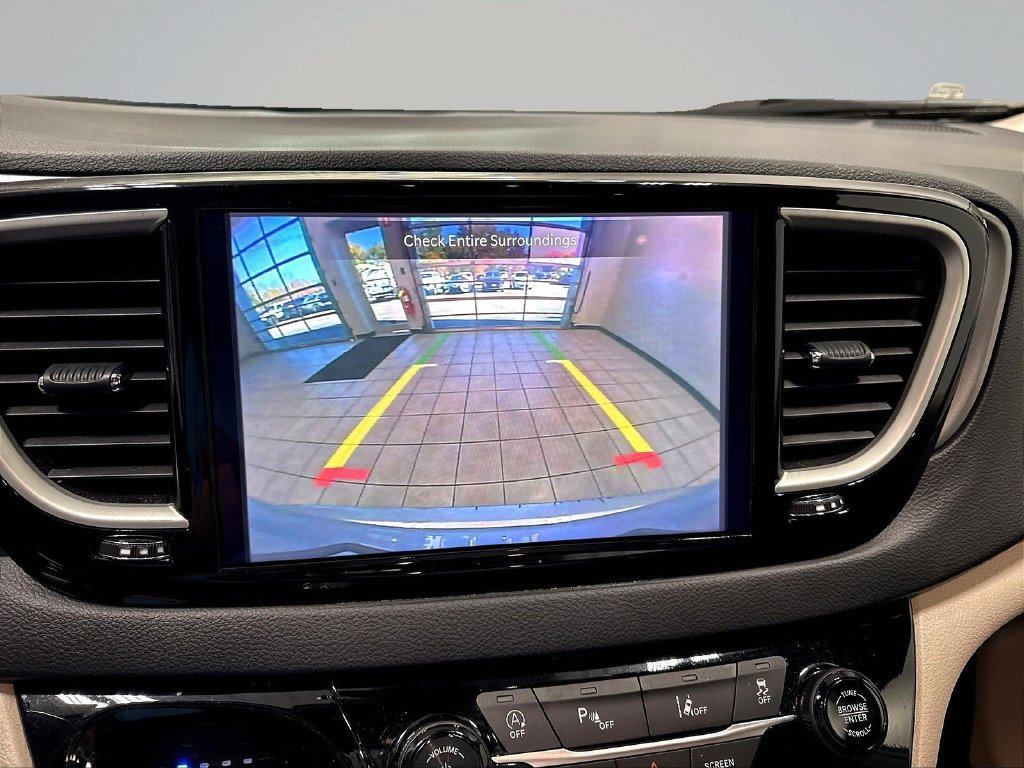 Used 2024 Chrysler Pacifica Touring-L FWD image 16