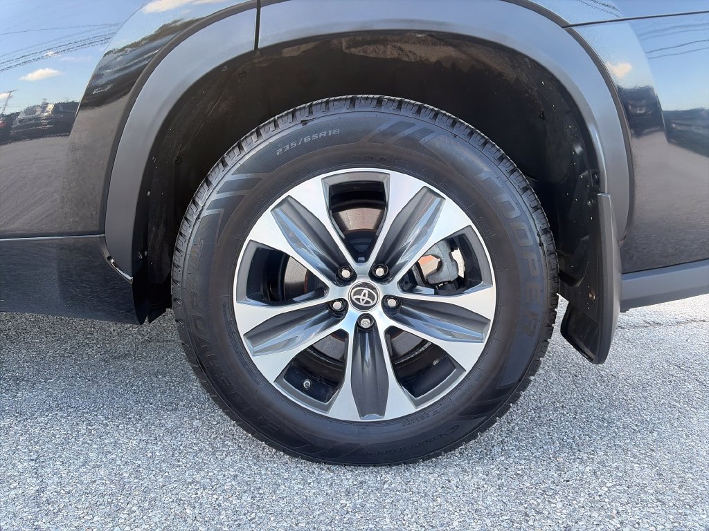 Used 2023 Toyota Highlander XLE AWD/4WD image 42