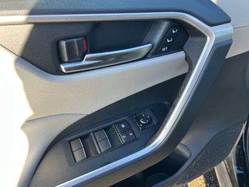 Used 2019 Toyota RAV4 XLE Premium image 23