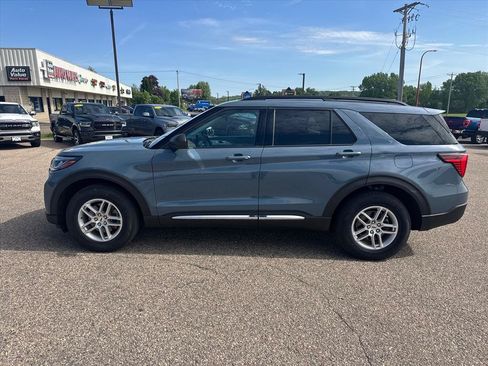 Used 2025 Ford Explorer Active AWD/4WD image 2