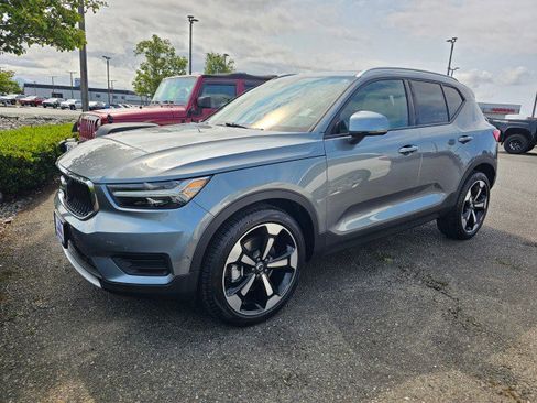 Used 2019 Volvo XC40 T5 Momentum image 3