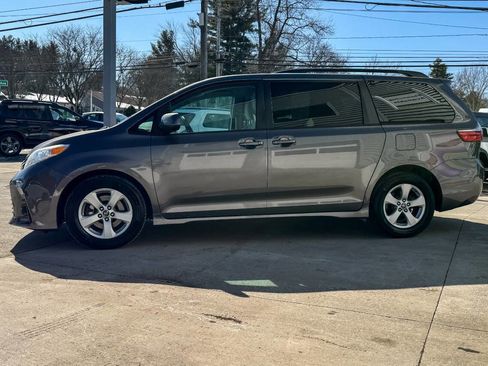 Used 2018 Toyota Sienna LE image 6