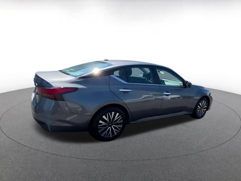 Used 2025 Nissan Altima 2.5 SV FWD image 14