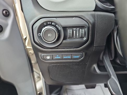 Used 2022 Jeep Wrangler Unlimited Sahara image 31