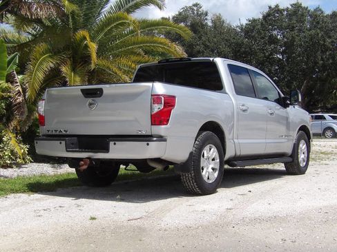 Used 2018 Nissan Titan SV w/ SV Convenience Package image 7