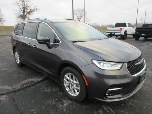 Used 2021 Chrysler Pacifica Touring-L image 7