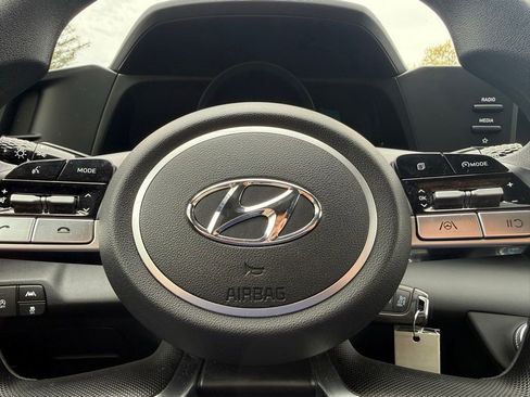 Used 2023 Hyundai Elantra SE w/ Preferred Accessory Package FWD image 20