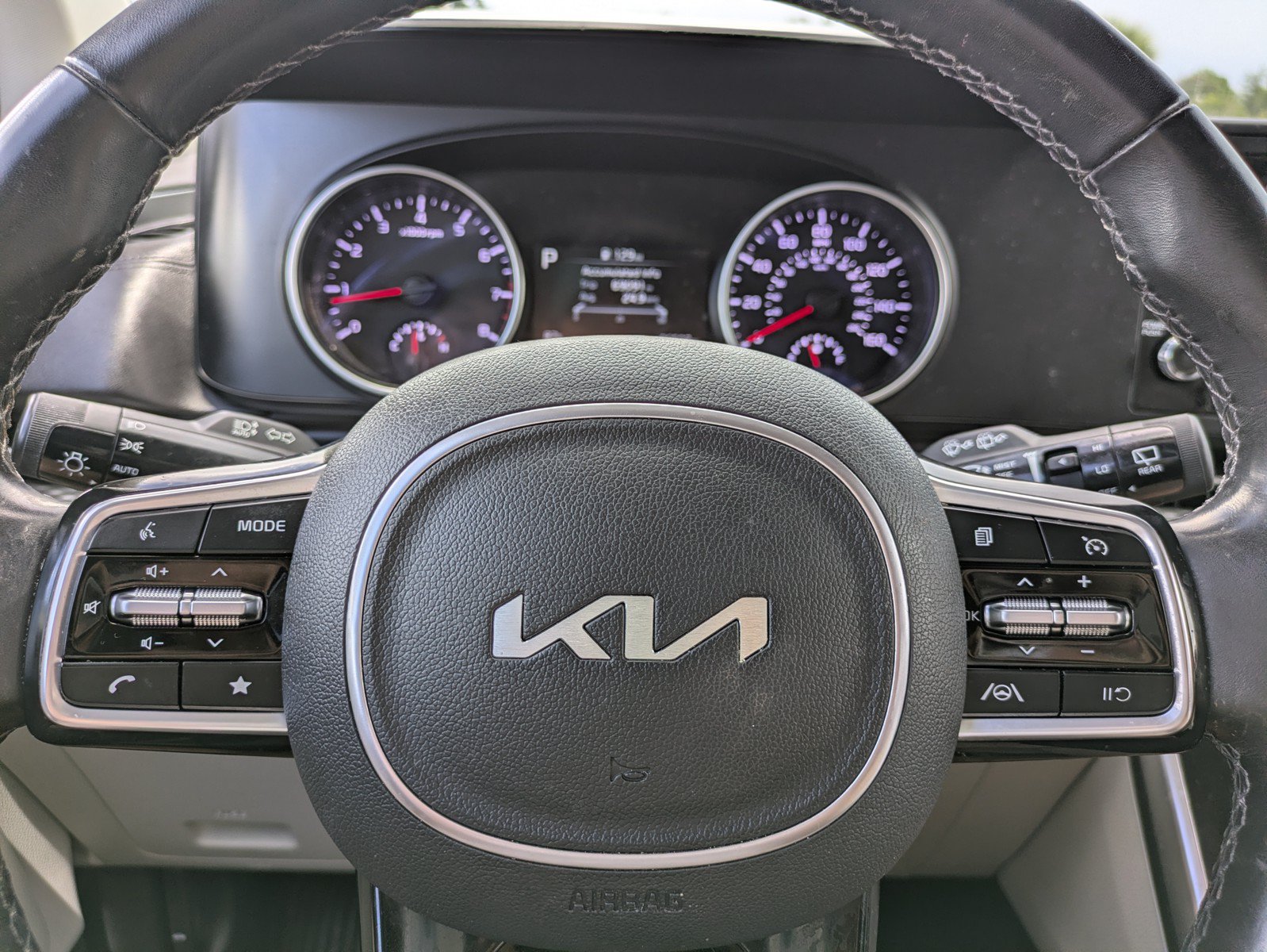 Used 2024 Kia Carnival LX FWD image 21