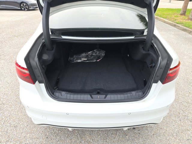 Used 2024 Jaguar XF R-Dynamic SE AWD/4WD image 9