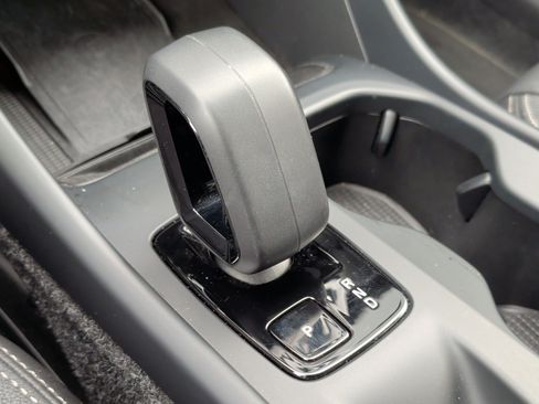 Used 2025 Volvo XC40 B5 Core image 28