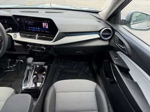 Used 2025 Chevrolet Trax LT FWD image 23