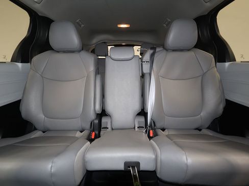 Used 2025 Toyota Sienna XLE image 28
