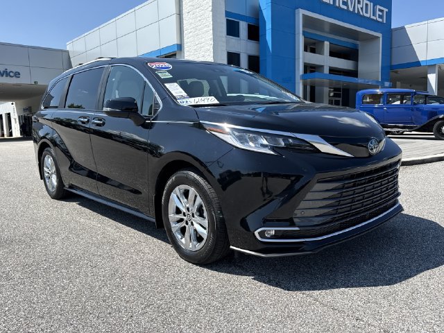 Used 2025 Toyota Sienna Limited AWD/4WD image 5