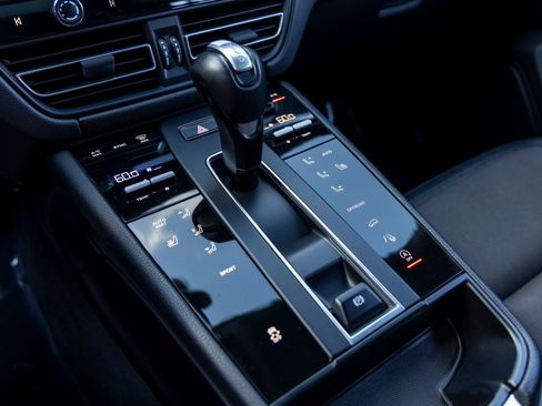 Certified 2022 Porsche Macan image 37