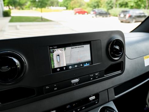 Used 2022 Mercedes-Benz Sprinter 2500 image 47