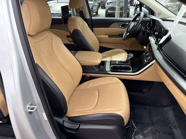 Used 2023 Kia Carnival LX FWD image 9