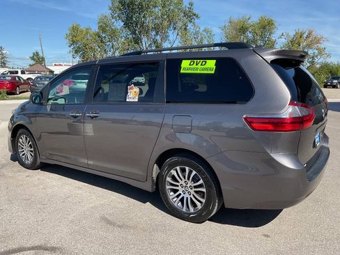 Used 2020 Toyota Sienna XLE Premium w/ Carpet Mat Package FWD image 4