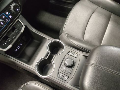 Used 2024 GMC Terrain SLT AWD/4WD image 26