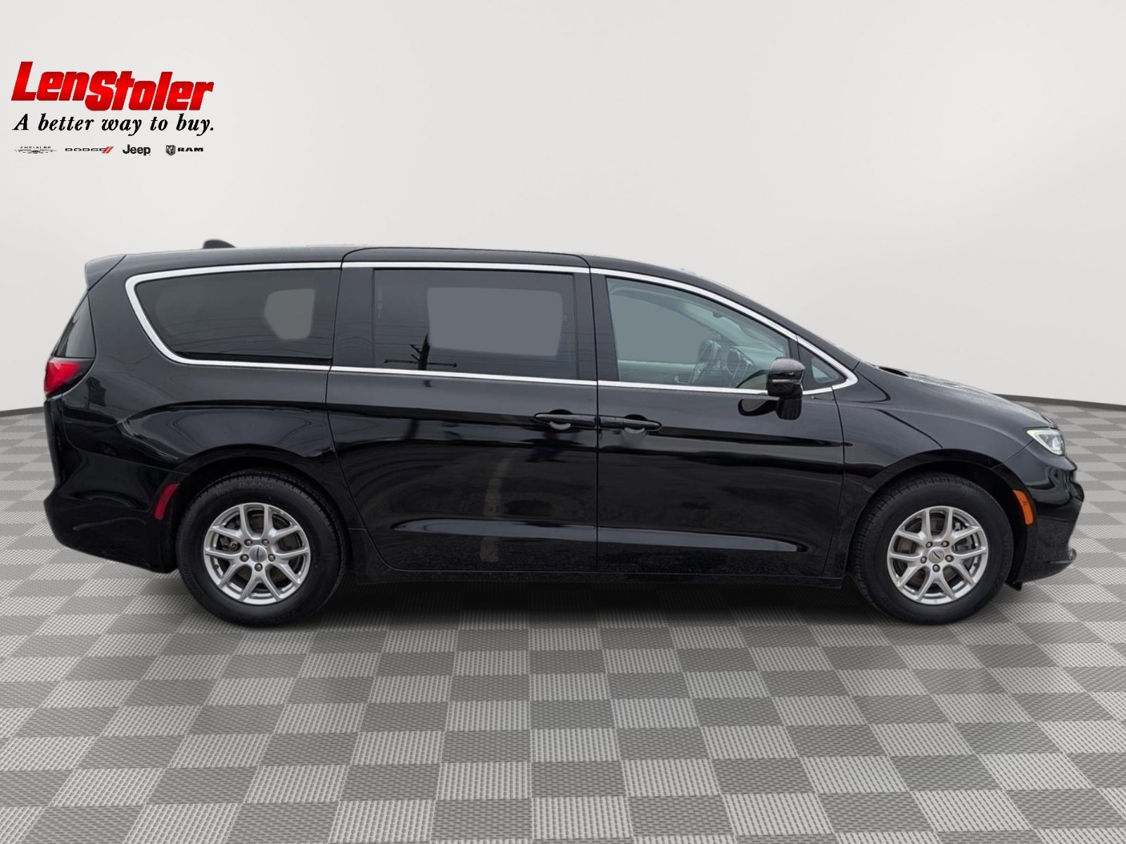 Used 2024 Chrysler Pacifica Touring-L FWD image 6