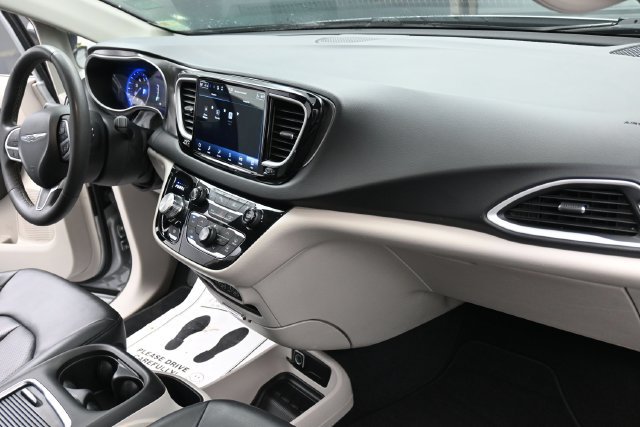 Used 2024 Chrysler Pacifica Touring-L FWD image 35