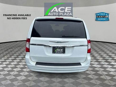 Used 2016 Chrysler Town & Country Touring FWD image 6