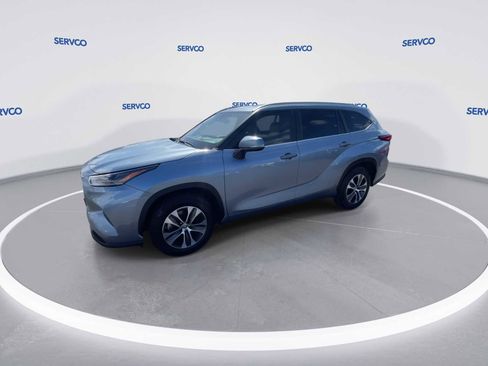 Used 2023 Toyota Highlander XLE image 4