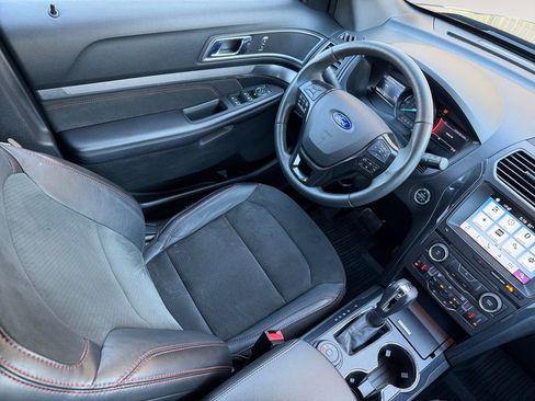 Used 2018 Ford Explorer XLT w/ Equipment Group 202A AWD/4WD image 15