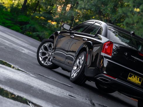 Used 2016 Chrysler 300 C Platinum RWD image 23