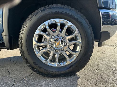 Used 2025 Chevrolet Silverado 2500 LTZ w/ LTZ Premium Package image 13