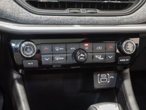 Certified 2025 Jeep Compass Latitude w/ Sun & Sound Group AWD/4WD image 22