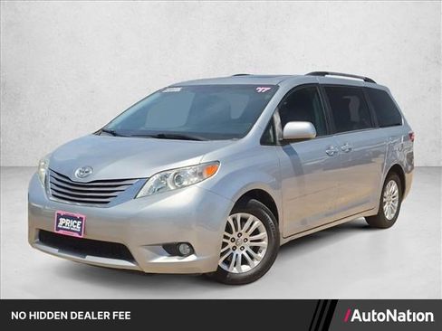 Used 2017 Toyota Sienna XLE w/ XLE Navigation Package FWD image 1