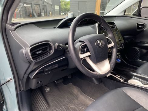 Used 2016 Toyota Prius Four w/ Advanced Technology Package FWD image 2