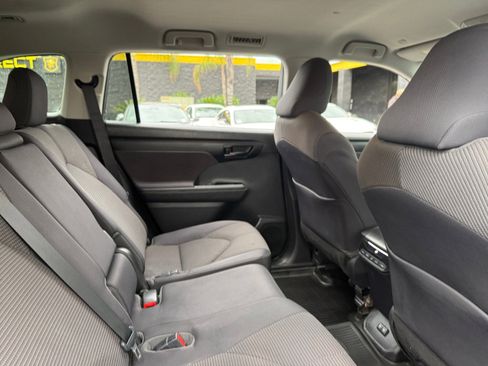 Used 2020 Toyota Highlander L image 19