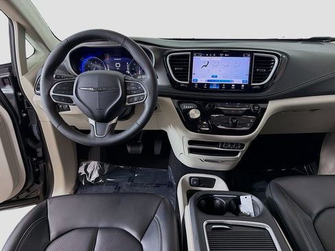 Used 2023 Chrysler Pacifica Touring-L AWD/4WD image 28