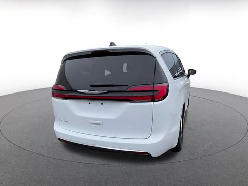 Used 2025 Chrysler Pacifica Select image 13
