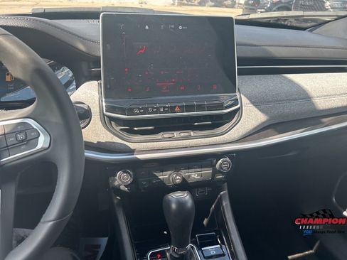 Used 2024 Jeep Compass Latitude image 12