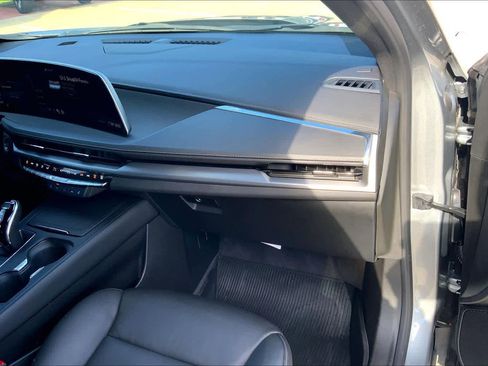 Used 2024 Cadillac XT4 Luxury w/ Cold Weather Package image 18