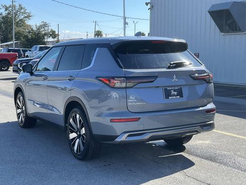 New 2026 Mitsubishi Outlander SE FWD image 2